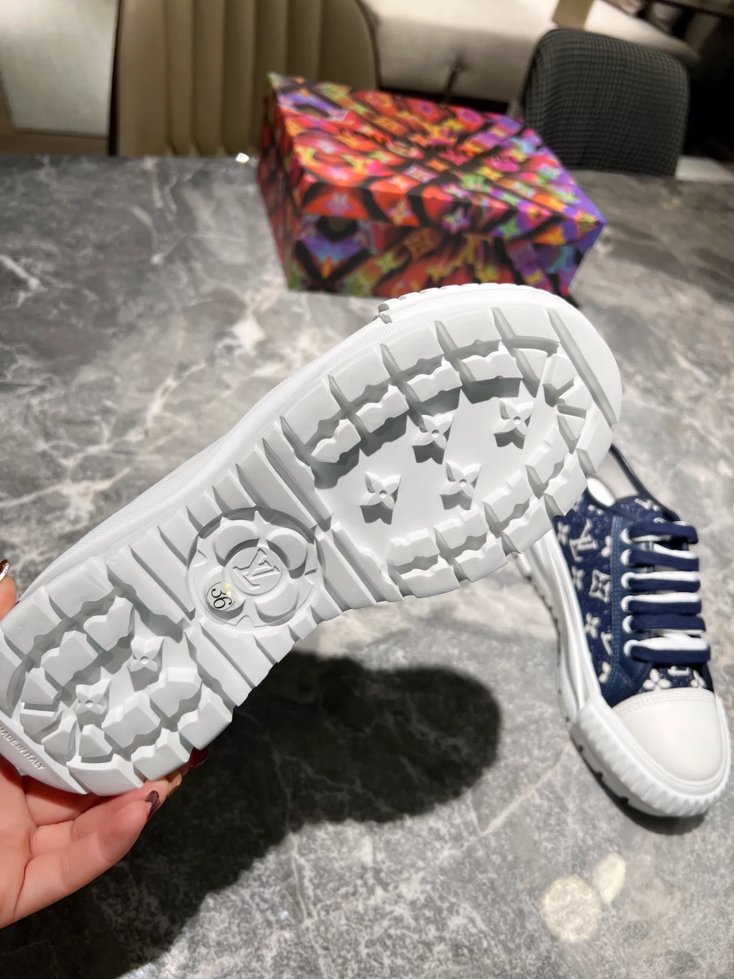 👟👟Ex-factory price 440👟👟 This LV Squad sneaker is made of Monogram denim to stretch out the midsummer comfort. The same color leather outlines the edges, the rubber LV Circle logo embellishes the tongue, and the thick yet lightweight rubber outsole upgrades the comfort again. Yardage: 35-41.